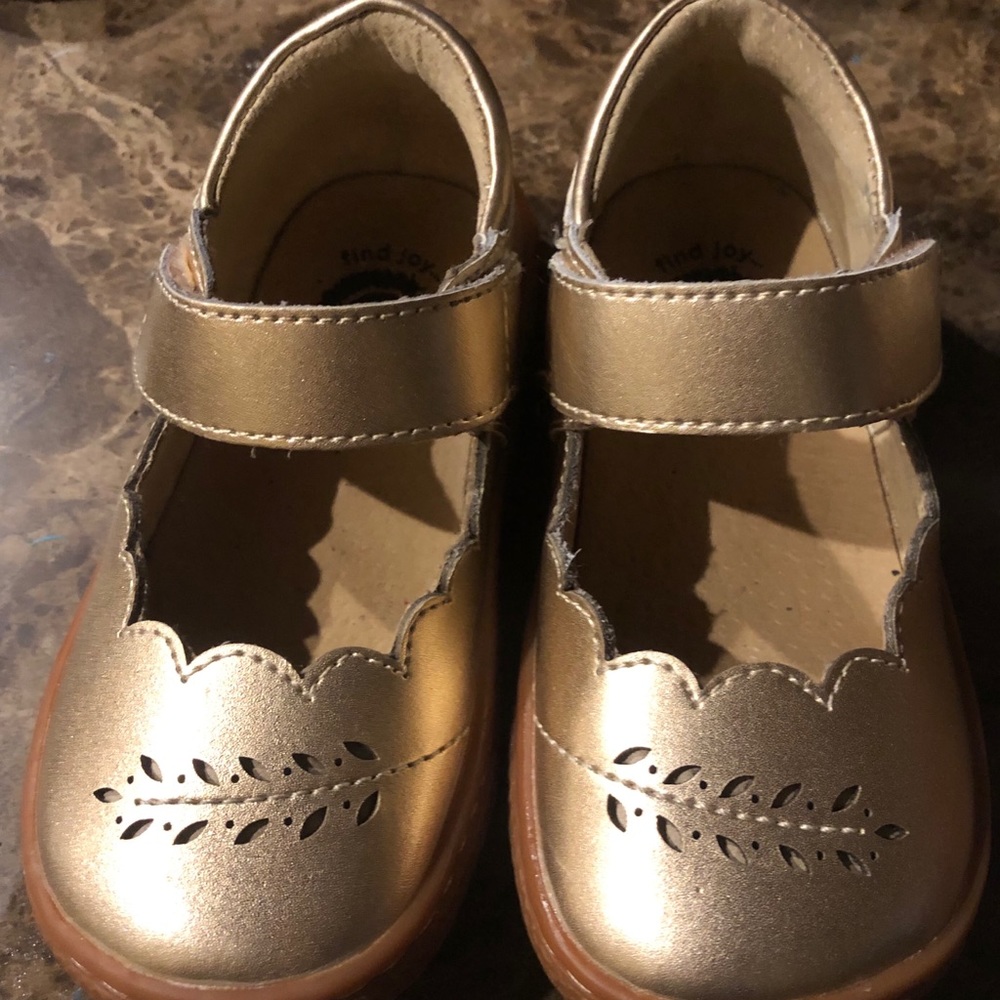 Size 7 Gold, Livie & Luca shoes